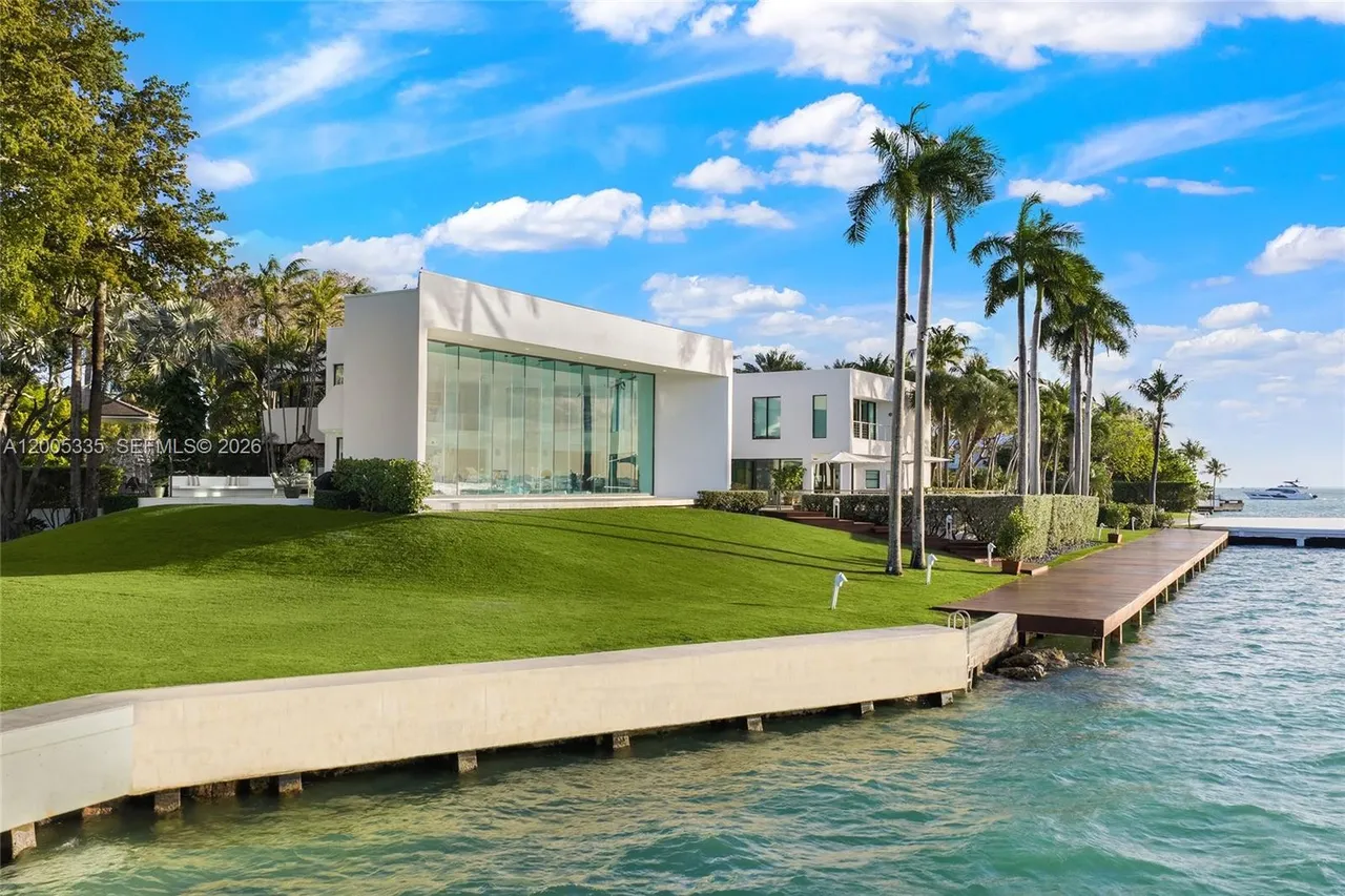 Florida's 'Scarface' mansion, also former home of Richard Nixon, now for sale